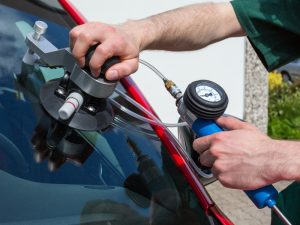 Close-up of a tool used for fitting a windscreen to ensure secure adhesion and proper alignment.